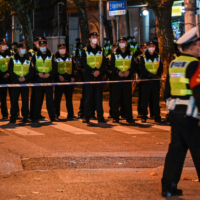 Polizisten blockieren am 27. November 2022 in Shanghai die Wulumuqi-Straße, die auf Mandarin nach Urumqi benannt ist, in dem Gebiet, in dem in der Nacht zuvor nach einem tödlichen Brand in Urumqi, der Hauptstadt der Region Xinjiang, Proteste gegen Chinas Null-Covid-Politik stattfanden.