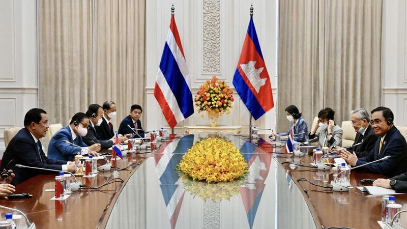 Dieses vom kambodschanischen Regierungskabinett aufgenommene und veröffentlichte Handout-Foto zeigt Kambodschas Premierminister Hun Sen (L) im Gespräch mit Thailands Premierminister Prayut Chan-o-cha (R) während eines Treffens im Friedenspalast in Phnom Penh am 10. November 2022 der ASEAN-Gipfel