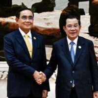 Dieses vom kambodschanischen Regierungskabinett aufgenommene und veröffentlichte Handout-Foto zeigt Kambodschas Premierminister Hun Sen (R) beim Händeschütteln mit Thailands Premierminister Prayuth Chan o-cha (L) im Friedenspalast in Phnom Penh am 10. November 2022 inmitten der ASEAN Gipfel