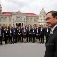 Premierminister Prayut Chan o-cha begrüßt am Montag im Government House junge Delegierte aus den Apec-Ländern im Rahmen des Apec-Programms „Voices of the Future 2022“.