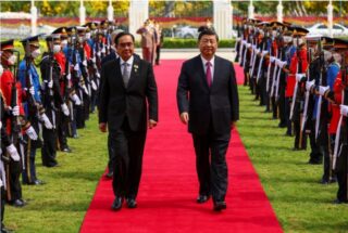Thailändisch-chinesische Beziehungen: Premierminister Prayuth Chan o-cha und der chinesische Präsident Xi Jinping betreten das Regierungsgebäude, flankiert von einer Ehrenwache. Herr Xi nahm am 29. Gipfeltreffen der asiatisch-pazifischen Wirtschaftskooperation in Bangkok teil, das am Samstag zu Ende ging.