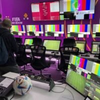 Reporter besichtigen am Freitag in Doha den Fifa VAR (Videoassistenten Schiedsrichter) Raum, in dem knappe Entscheidungen in WM-Spielen überprüft werden