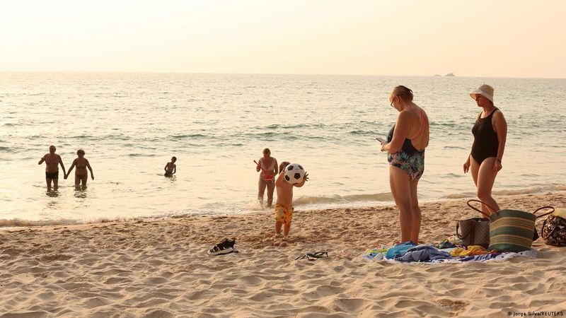 Russische Touristen an einem Strand in Phuket, Thailand. Russische Touristen an einem Strand in Phuket, Thailand