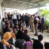 Thailändische Polizei- und Regierungsbeamte sprechen auf diesem undatierten Handout-Bild mit Opfern, die aus betrügerischen Callcentern in Phnom Penh, Kambodscha, gerettet wurden