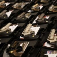 Auf diesem Aktenfoto wurden mehr als 2.300 illegale Schusswaffen und eine große Menge Patronen ausgestellt, nachdem sie im Juli vom Cyber Crime Investigation Bureau beschlagnahmt worden waren. Experten werfen der Regierung vor, den Verkauf und Gebrauch von Schusswaffen an die breite Öffentlichkeit nicht kontrolliert zu haben. (Foto: Varuth Hirunyatheb)