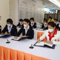 Beamte der Thai Red Cross Society signieren am Samstag Bücher, um Ihrer Königlichen Hoheit Prinzessin Bajrakitiyabha Narendiradebyavati im Bhumisiri Mangkhalanusorn Building im King Chulalongkorn Memorial Hospital, wo die Prinzessin behandelt wird, eine baldige Genesung zu wünschen