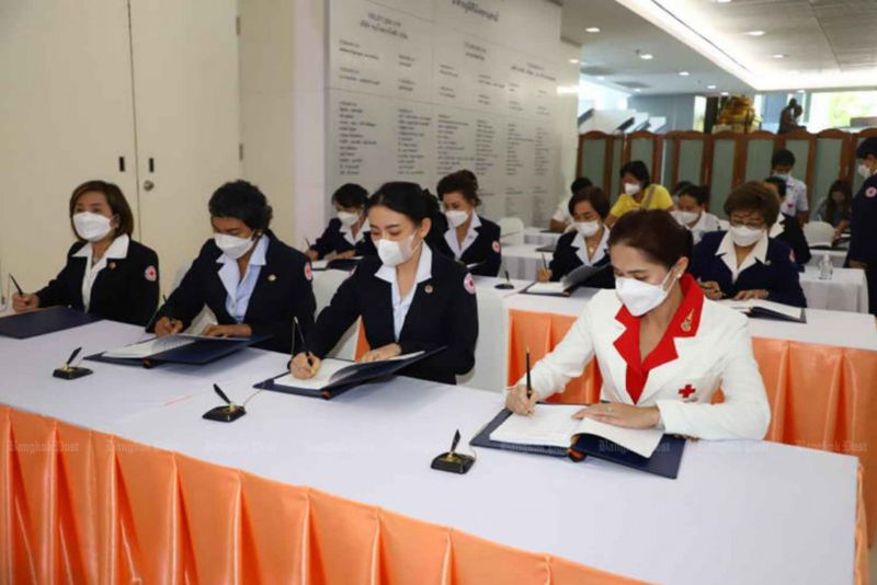 Beamte der Thai Red Cross Society signieren am Samstag Bücher, um Ihrer Königlichen Hoheit Prinzessin Bajrakitiyabha Narendiradebyavati im Bhumisiri Mangkhalanusorn Building im King Chulalongkorn Memorial Hospital, wo die Prinzessin behandelt wird, eine baldige Genesung zu wünschen Beamte der Thai Red Cross Society signieren am Samstag Bücher, um Ihrer Königlichen Hoheit Prinzessin Bajrakitiyabha Narendiradebyavati im Bhumisiri Mangkhalanusorn Building im King Chulalongkorn Memorial Hospital, wo die Prinzessin behandelt wird, eine baldige Genesung zu wünschen