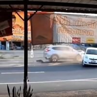 Die CCTV-Aufnahmen zeigen, wie Fahrer Tawid Kanadee langsamer wurde, um rechts in eine Seitenstraße abzubiegen, bevor sie von einem silbernen Honda CRV von hinten gerammt wurden. Durch den Zusammenstoß wurde das Auto dann direkt in die Fahrbahn des entgegenkommenden schwarzen Isuzu-Pickups geschleudert