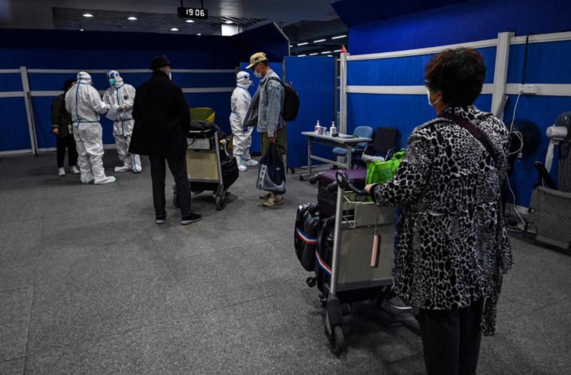 Laut mit der Angelegenheit vertrauten Personen plant China, die Quarantäneanforderungen für Reisende aus Übersee im Januar zu kürzen, da das Land die letzten Überreste seiner Null-Covid Politik abbaut. Laut mit der Angelegenheit vertrauten Personen plant China, die Quarantäneanforderungen für Reisende aus Übersee im Januar zu kürzen, da das Land die letzten Überreste seiner Null-Covid Politik abbaut.