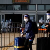 Reisende bereiten sich darauf vor, im März dieses Jahres die Grenze zwischen China und Hongkong im Hafen von Shenzhen Bay zu überqueren. Nach den aktuellen Vorschriften auf dem Festland sind Besucher aus Hongkong auf ein Tageskontingent beschränkt und müssen sich außerdem einer fünftägigen Hotelquarantäne unterziehen.