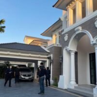 Der stellvertretende nationale Polizeichef Pol General Surachate Hakparn (Big Joke) sagte am Samstag (3. Dezember), die Polizei prüfe den Erwerb einer thailändisch sprachigen Schule durch die chinesische Bande, die verwendet wurde, um Studentenvisa für viele chinesische Staatsangehörige zu sichern, denen die Bande geholfen hatte, nach Thailand einzureisen