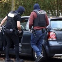 Die Polizei durchsucht ein Auto, während sie das Gebiet sichert, nachdem 25 mutmaßliche Mitglieder einer rechtsextremen Gruppe bei Razzien am 7. Dezember 2022 in Berlin festgenommen wurden.