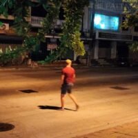 Die Einheimischen von Pattaya fordern die Polizei auf, Maßnahmen zu ergreifen, nachdem sie heute, am 26. Dezember, um 4 Uhr morgens an einem Straßenrand in Pattaya einen nicht identifizierten Ausländer gesehen haben, der angeblich Sex mit einer scheinbar thailändischen Frau hatte.