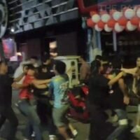 Den Berichten zufolge brachen weibliche Go-Go Mitarbeiter in der Pattaya Walking Street gestern Morgen nach einer verbalen Auseinandersetzung in einen Straßenkampf ein, der zu einem körperlichen Konflikt eskalierte und sich auf eine größere Gruppe von Menschen und Umstehenden ausbreitete, darunter auch Freunde der Anwesenden und der Sicherheitskräfte
