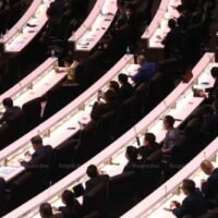 Das Repräsentantenhaus wurde von Reportern im Parlament als „zusammenklappbar“ bezeichnet, in Anspielung auf seine häufige Unfähigkeit, aufgrund der fehlenden Beschlussfähigkeit im vergangenen Jahr zu funktionieren