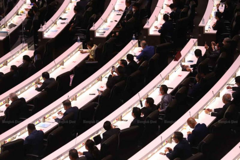 Das Repräsentantenhaus wurde von Reportern im Parlament als „zusammenklappbar“ bezeichnet, in Anspielung auf seine häufige Unfähigkeit, aufgrund der fehlenden Beschlussfähigkeit im vergangenen Jahr zu funktionieren Das Repräsentantenhaus wurde von Reportern im Parlament als „zusammenklappbar“ bezeichnet, in Anspielung auf seine häufige Unfähigkeit, aufgrund der fehlenden Beschlussfähigkeit im vergangenen Jahr zu funktionieren