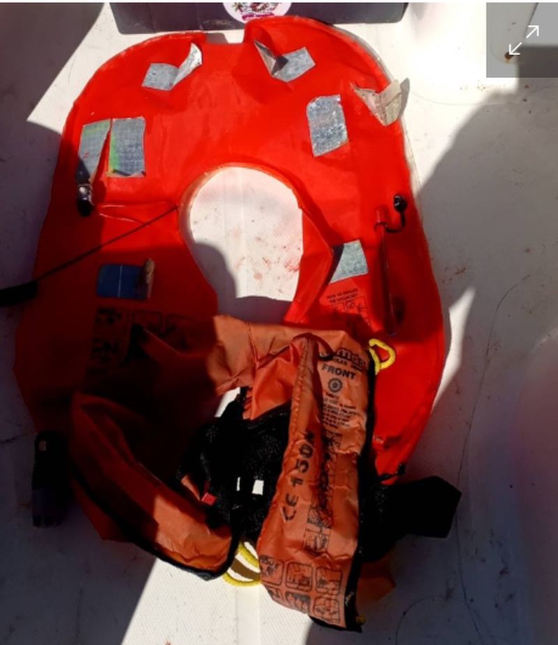Eine Schwimmweste von der HTMS Sukhothai wurde am Freitag im Meer vor Ko Tao in der Provinz Surat Thani gefunden. Der Fischer Somphon Ngow sagte, er habe die Schwimmweste 25 Seemeilen (50 Kilometer) von der Insel entfernt gefunden. Die Jacke trug die Nummer 333 und den Namen Sukhothai, sagte er.