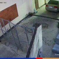 Ein Mann, der eine Perücke und einen Bikini trug, wurde am Montagabend von der Videoüberwachung aufgenommen, als er versuchte, in ein Baumaterialgeschäft im Saraphi Viertel von Chiang Mai einzubrechen