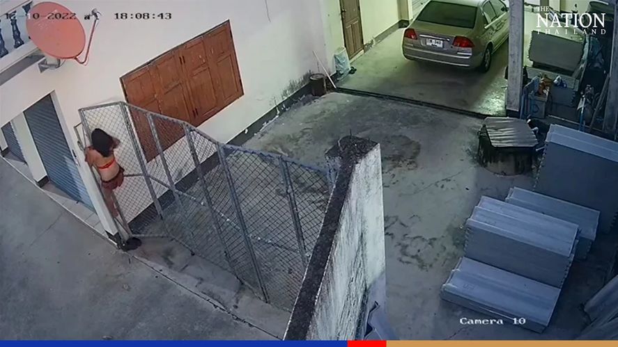 Ein Mann, der eine Perücke und einen Bikini trug, wurde am Montagabend von der Videoüberwachung aufgenommen, als er versuchte, in ein Baumaterialgeschäft im Saraphi Viertel von Chiang Mai einzubrechen