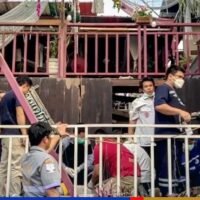 Bis zu 18 Menschen wurden verletzt, als ein Holzhaus auf Stelzen, das als Restaurant diente, unter dem Gewicht von Gästen im Muang Viertel von Phrae einstürzte. Die Polizei sagte, der Vorfall ereignete sich am Samstag gegen 16.30 Uhr, als Mitglieder einer Versicherungsgesellschaft eine Party feierten