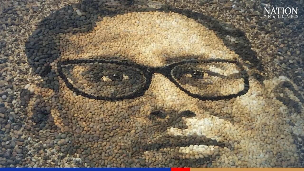 Ein britischer Künstler zeigte am Montag (5. Dez.) ein „Land Art“ Porträt von König Bhumibol Adulyadej dem Großen in Chiang Mai, um an den Geburtstag des verstorbenen Monarchen und den nationalen Vatertag zu erinnern