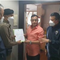 Ein mutmaßlicher chinesischer Triadenführer, bekannt als Tony, Center, wurde am Mittwoch in einem Zimmer mit Eigentumswohnungen im Bezirk Huai Kwang, Bangkok verhaftet