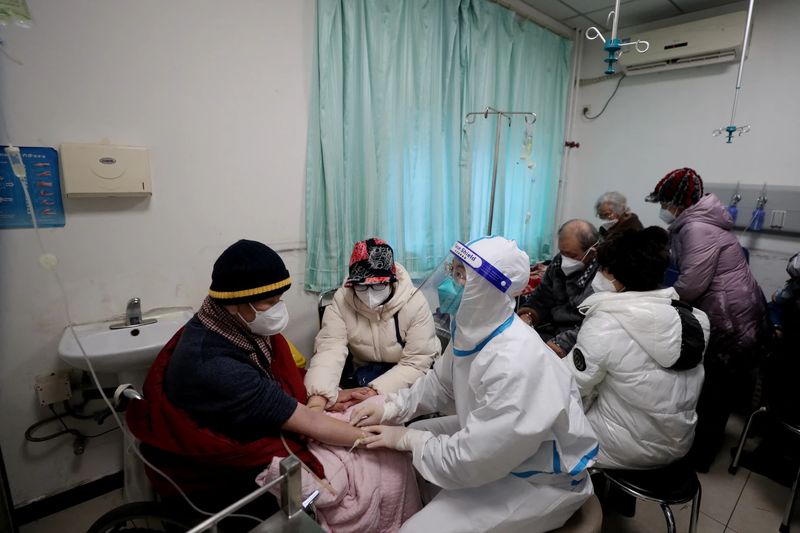 Die COVID-19 Situation nach den Neujahrsferien erfordert möglicherweise besondere Aufmerksamkeit, da sich Thailand nach der Lockerung der chinesischen Null-COVID Politik auf einen neuen Zustrom von Touristen vorbereitet Die COVID-19 Situation nach den Neujahrsferien erfordert möglicherweise besondere Aufmerksamkeit, da sich Thailand nach der Lockerung der chinesischen Null-COVID Politik auf einen neuen Zustrom von Touristen vorbereitet
