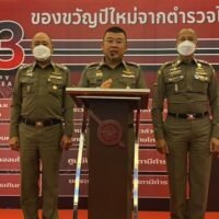 Stattdessen musste der umkämpfte Chef einer Organisation, von der viele behaupten, sie sei Thailands größte Mafia Gruppe, zugeben, dass Hunderte seiner Männer beim Schummeln bei Sergeant Prüfungen erwischt worden waren