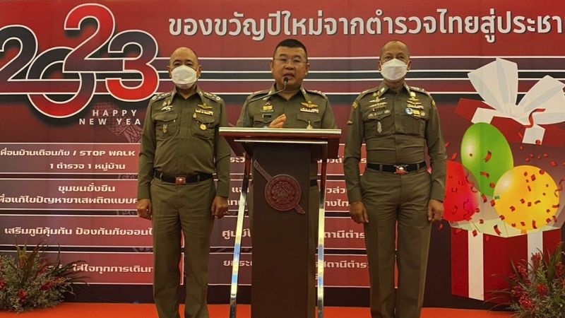 Stattdessen musste der umkämpfte Chef einer Organisation, von der viele behaupten, sie sei Thailands größte Mafia Gruppe, zugeben, dass Hunderte seiner Männer beim Schummeln bei Sergeant Prüfungen erwischt worden waren Stattdessen musste der umkämpfte Chef einer Organisation, von der viele behaupten, sie sei Thailands größte Mafia Gruppe, zugeben, dass Hunderte seiner Männer beim Schummeln bei Sergeant Prüfungen erwischt worden waren