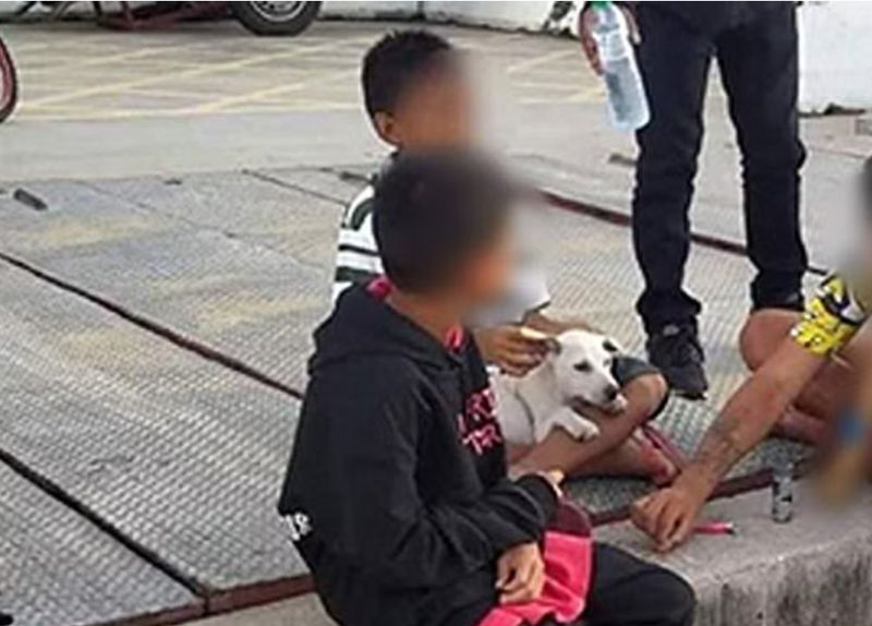 Ein Foto, das zwei Minderjährige zeigt, die am Strand von Pattaya Gras rauchen, das viral wurde, hat den Minister für öffentliche Gesundheit, Anutin Charnvirakul, dazu veranlasst, die Polizei zu rufen, um das Gesetz durchzusetzen