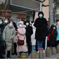 Lokale Behörden in ganz China haben mit einer langsamen Rücknahme der Covid-19 Beschränkungen begonnen, die das tägliche Leben seit Jahren bestimmen.