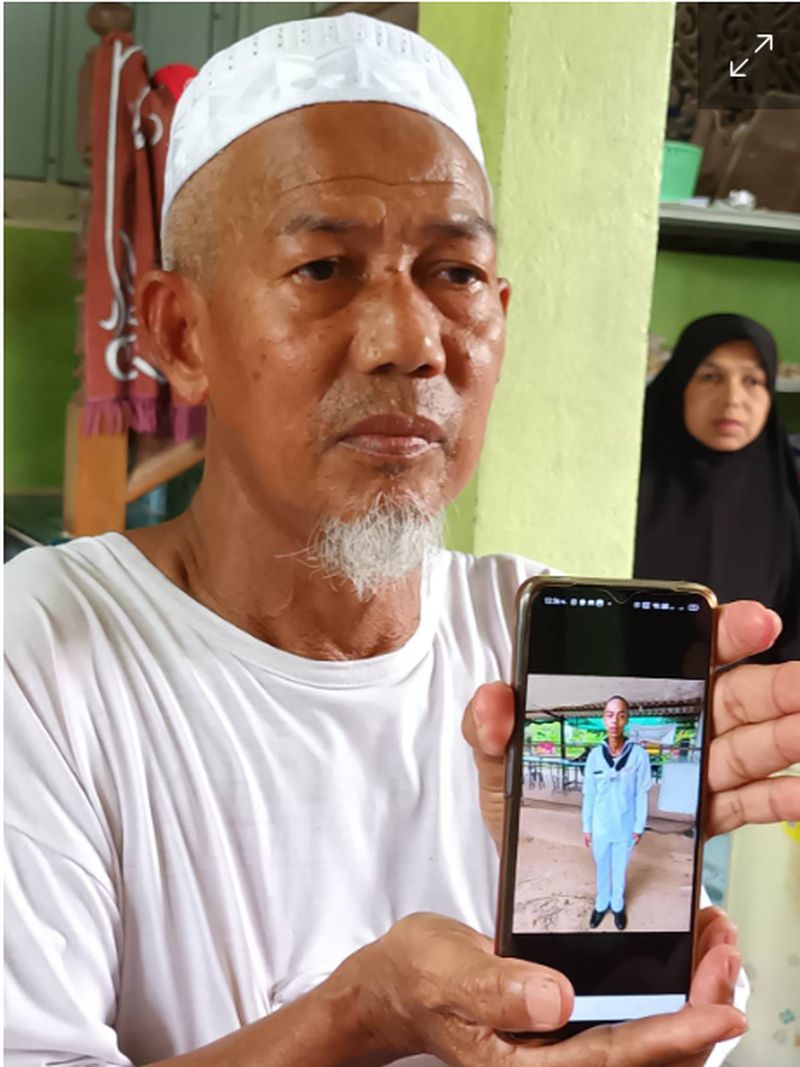 Die Eltern eines vermissten Matrosen auf der HTMS Sukhothai hoffen, dass sein Handyanruf zu Hause, als das Schiff am Sonntagabend unterging, nicht das letzte Mal war, dass sie jemals mit ihm gesprochen haben.