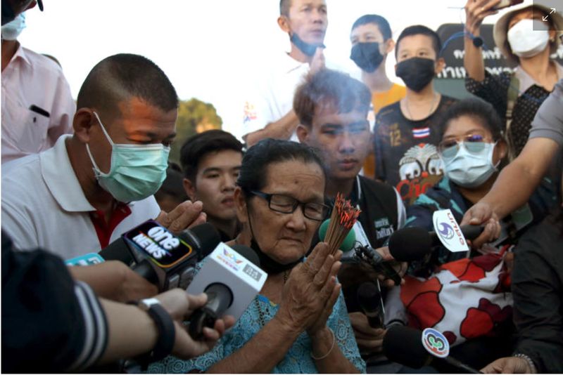 Malee Changward, 77, Verwandte eines vermissten Matrosen der Royal Thai Navy, betet, während Familien auf Neuigkeiten über die Rettungsmission warten, nachdem eine Navy-Korvette am Dienstag im Golf von Thailand in der Provinz Prachuap Khiri Khan gesunken ist. (Reuters-Foto)