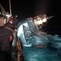 Am Montag (19. Dezember) wurde eine Luftsuche nach 31 vermissten Besatzungsmitgliedern der Marinekorvette HTMS Sutkhothai gestartet, die in der Nacht zum Sonntag bei einem Sturm im Golf von Thailand gesunken war