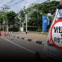 Etwa 50.000 Polizisten werden zwischen dem 29. Dezember und dem 4. Januar an Straßenkontrollpunkten und an öffentlichen Veranstaltungsorten in ganz Thailand eingesetzt , um die öffentliche Sicherheit zu gewährleisten, sagte Pol Gen Damrongsak Kittipraphat , der nationale Polizeichef, gestern (Mittwoch).