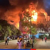 Feuerwehrleute haben Mühe, ein riesiges Feuer zu kontrollieren, das am Mittwoch (28. Dezember) um 23 Uhr im Grand Diamond City Hotel and Casino in Poipet an der thailändisch-kambodschanischen Grenze ausbrach.