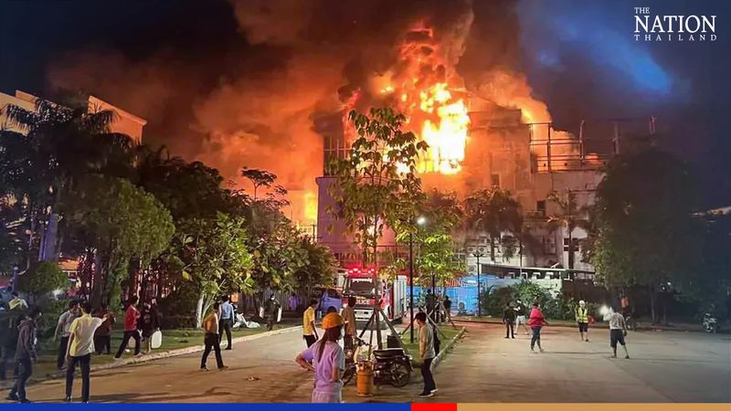 Feuerwehrleute haben Mühe, ein riesiges Feuer zu kontrollieren, das am Mittwoch (28. Dezember) um 23 Uhr im Grand Diamond City Hotel and Casino in Poipet an der thailändisch-kambodschanischen Grenze ausbrach. Feuerwehrleute haben Mühe, ein riesiges Feuer zu kontrollieren, das am Mittwoch (28. Dezember) um 23 Uhr im Grand Diamond City Hotel and Casino in Poipet an der thailändisch-kambodschanischen Grenze ausbrach.