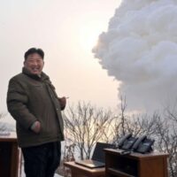 Nordkorea hat am Sonntag zwei ballistische Raketen abgefeuert, sagte Seouls Militär, Tage nachdem Pjöngjang einen erfolgreichen Test eines Festbrennstoffmotors für ein neues Waffensystem angekündigt hatte.