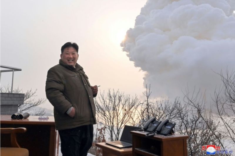 Nordkorea hat am Sonntag zwei ballistische Raketen abgefeuert, sagte Seouls Militär, Tage nachdem Pjöngjang einen erfolgreichen Test eines Festbrennstoffmotors für ein neues Waffensystem angekündigt hatte. Nordkorea hat am Sonntag zwei ballistische Raketen abgefeuert, sagte Seouls Militär, Tage nachdem Pjöngjang einen erfolgreichen Test eines Festbrennstoffmotors für ein neues Waffensystem angekündigt hatte.