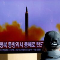 Nordkorea hat am Samstag (31. Dezember) drei ballistische Raketen auf das Meer östlich der koreanischen Halbinsel abgefeuert, teilte das südkoreanische Militär mit. Die Starts waren die jüngsten einer beispiellosen Anzahl von Raketentests, die Nordkorea in diesem Jahr durchgeführt hat, während Pjöngjang die Waffenentwicklung vorantreibt, da spekuliert wird, dass es zum siebten Mal eine Atomwaffe testen könnte