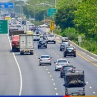 Premierminister Prayuth Chan o-cha hat die Autofahrer aufgefordert, die Verkehrsregeln strikt einzuhalten und an den kommenden drei langen Wochenenden in diesem Monat besonders vorsichtig zu sein
