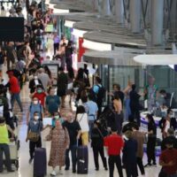 Der Flughafen Suvarnabhumi ist voll von Reisenden inmitten einer Wiederbelebung internationaler Ankünfte, die von einer stetigen Erholung von der Covid-19 Pandemie getragen wird