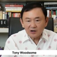Die Wahlkommission (EC) wurde gebeten, die Auflösung der Pheu Thai Partei anzustreben, weil sie Ex-Premier Thaksin Shinawatra angeblich erlaubt hatte, seinen Einfluss auf den Vorschlag der wichtigsten Oppositionspartei um 600 Baht zur Lohnerhöhung auszuüben