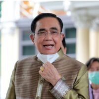 Premierminister Prayut Chan-o-cha scheint gut gelaunt zu sein, als er nach der wöchentlichen Kabinettssitzung am Dienstag im Government House an einer Gruppe von Reportern vorbeigeht