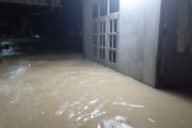 Heftige Regenfälle am Wochenende haben in den meisten der 11 Bezirke der Provinz Phattalung zu großen Überschwemmungen geführt. Am Montagmorgen hatte der Bergabfluss viele Teile der Bezirke Kong Ra, Ta Mot, Pa Bon, Khao Chaison, Bang Kaew, Pak Phayun und Sinakharin unter Wasser gesetzt