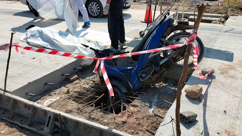 Die Polizei von Banglamung hat sich mit den Ersthelfern von Sawang Boriboon koordiniert, um auf einen Todesfallbericht in der Soi Nong Sadao im Bezirk Banglamung, Chonburi, am gestrigen 24. Dezember zu reagieren. Die Unfallstelle war eine kleine Gasse inmitten von Bauarbeiten. Das Opfer, das bis Redaktionsschluss noch nicht identifiziert werden konnte, wurde tot neben einem offenen Abwasserkanal auf der Straße aufgefunden