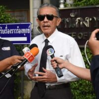 Gestern ging der brandheiße ehemalige Parlamentsabgeordnete, Fernsehmoderator und Politiker Chuwit Kamolwisit, um vor dem Untersuchungsausschuss der Einwanderungsbehörde der thailändischen Polizei auszusagen