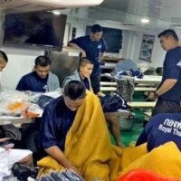 Eine Luft- und Seesuche nach den 30 vermissten Besatzungsmitgliedern (einige Medien berichten von bis zu 33) der Fregatte HMS Sukhothai wird fortgesetzt. Ein Besatzungsmitglied wurde gestern gefunden und gerettet, aber die Sorge um das Wohlergehen der restlichen vermissten Besatzung bleibt weiter bestehen