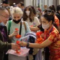 Zwei Direktflüge aus China landeten am Mittwoch (18. Januar) zum ersten Mal seit fast drei Jahren in Chiang Mai und auf Phuket und brachten 377 Touristen ins Königreich. Die beiden Besuchergruppen wurden bei ihrer Ankunft von hochrangigen Beamten der thailändischen Tourismusbehörde sowie von Provinz- und Flughafenbeamten begrüßt. Am Flughafen Chiang Mai landete Juneyao Air, die Direktflüge zwischen Shanghai und Chiang Mai betreibt, mit insgesamt 195 chinesischen Passagieren.