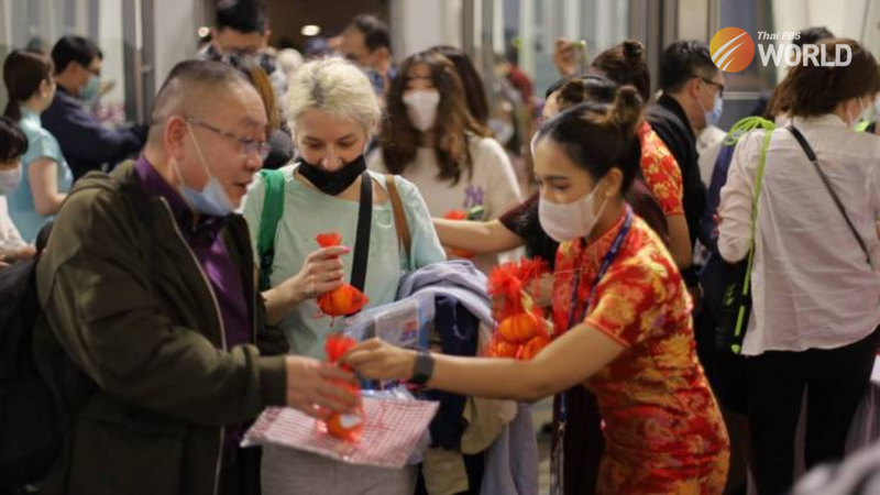 Zwei Direktflüge aus China landeten am Mittwoch (18. Januar) zum ersten Mal seit fast drei Jahren in Chiang Mai und auf Phuket und brachten 377 Touristen ins Königreich. Die beiden Besuchergruppen wurden bei ihrer Ankunft von hochrangigen Beamten der thailändischen Tourismusbehörde sowie von Provinz- und Flughafenbeamten begrüßt. Am Flughafen Chiang Mai landete Juneyao Air, die Direktflüge zwischen Shanghai und Chiang Mai betreibt, mit insgesamt 195 chinesischen Passagieren.